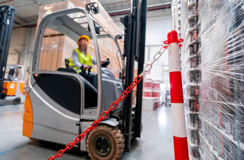 websafety-at-work-with-forklift-in-warehouse-DJ3GTAW